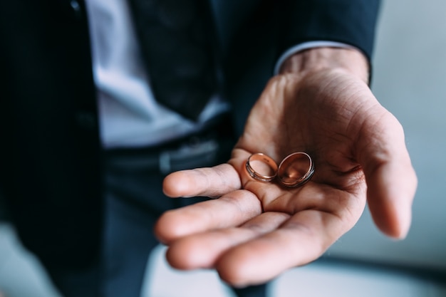 mano sosteniendo anillos de bodas de oro