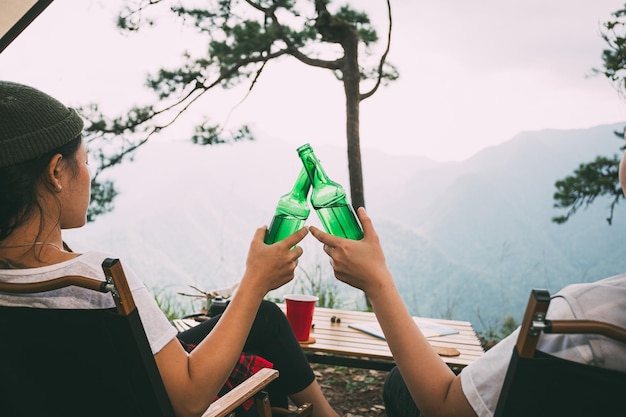 Mano sosteniendo una botella de bebida verde