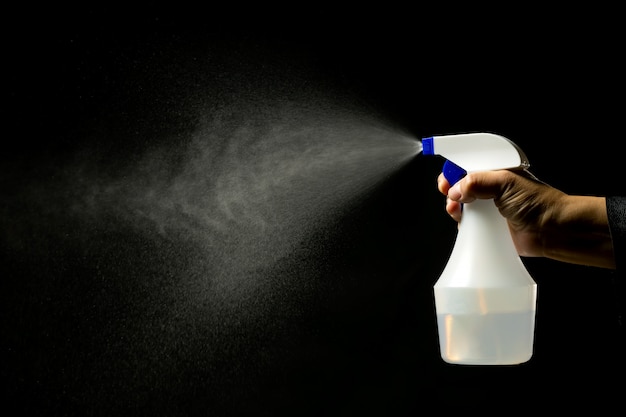 Foto mano sosteniendo una botella de spray desinfectante