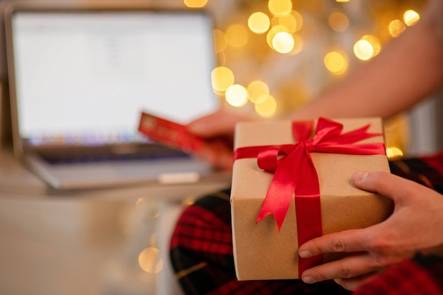 mano sosteniendo una caja con regalo