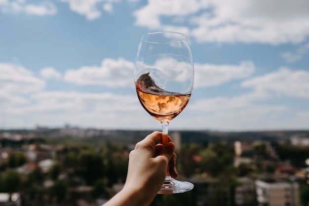 Mano sosteniendo una copa de vino