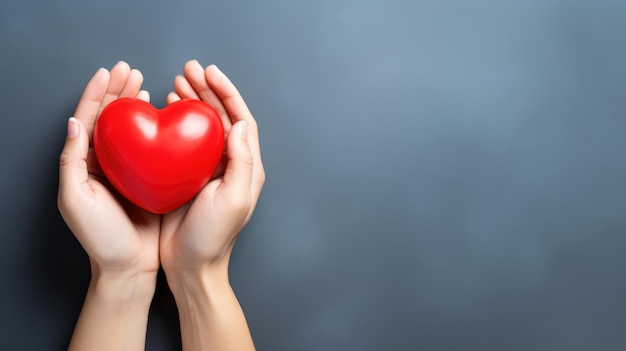 la mano sosteniendo el corazón rojo el amor pasa