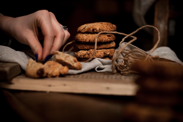 Mano sosteniendo unas crujientes galletas caseras de almendras. Enfoque selectivo.