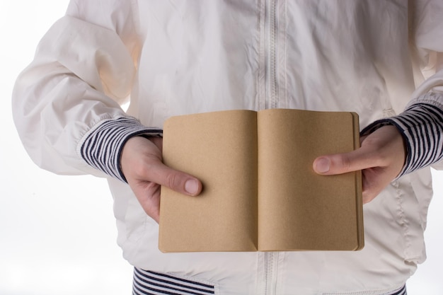 Mano sosteniendo un cuaderno