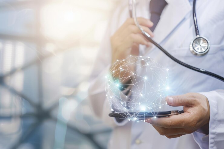 una mano sosteniendo un dispositivo que dice tecnología en el centro