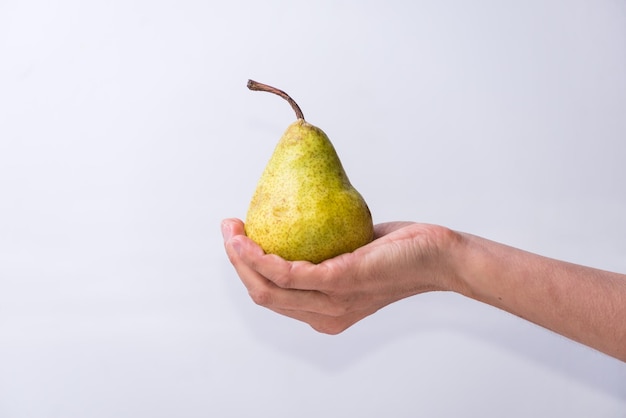 Mano sosteniendo un estilo de vida saludable de frutas y verduras de pera