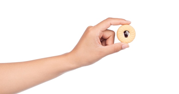 mano sosteniendo galletas de arándanos aisladas en fondo blanco.