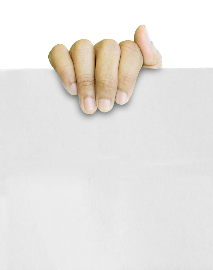 Foto mano sosteniendo una hoja de papel