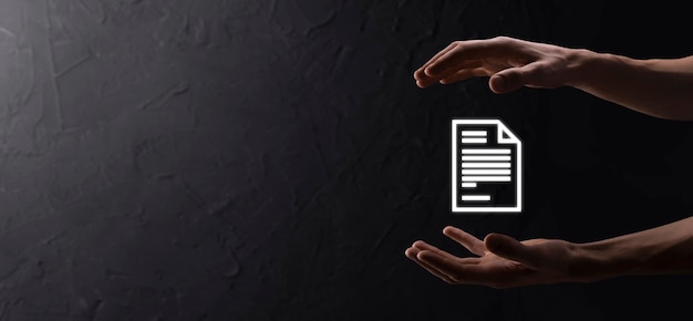 Mano sosteniendo un icono de documento en su mano Concepto de tecnología de Internet empresarial del sistema de datos de gestión de documentos. Sistema de gestión de datos corporativos DMS