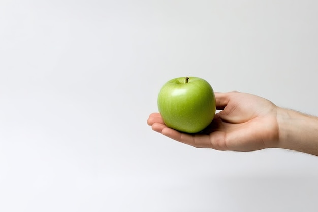 mano sosteniendo manzana verde con espacio de copia