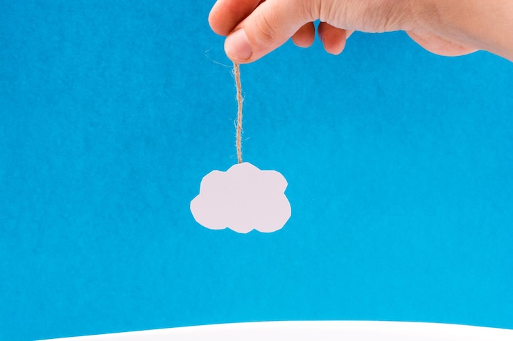 Foto mano sosteniendo una nube