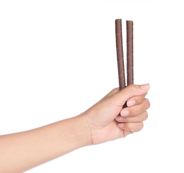 mano sosteniendo palitos de oblea de chocolate aislados sobre fondo blanco.