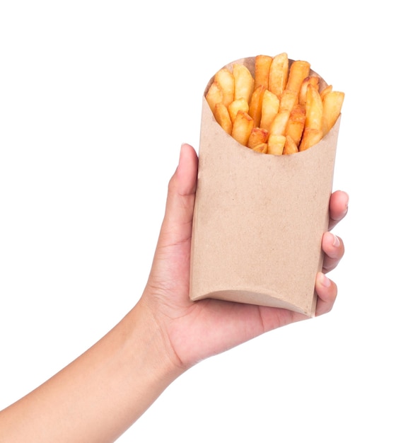 Mano sosteniendo papas fritas en una bolsa de papel marrón aislada en un fondo blanco