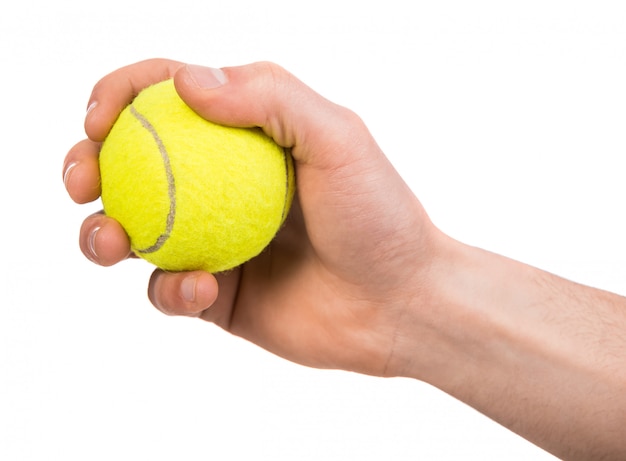 Mano sosteniendo la pelota de tenis