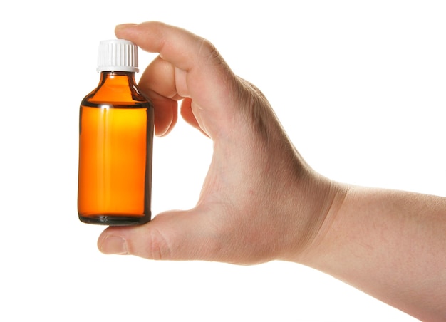 La mano sosteniendo una pequeña botella con droga