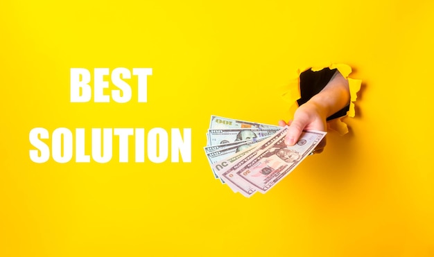Una mano sosteniendo una pila de dinero con las palabras Mejor Solución escritas debajo