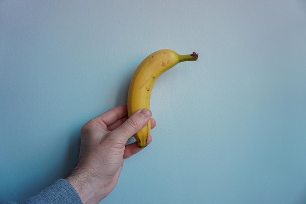 mano sosteniendo un plátano fruta saludable