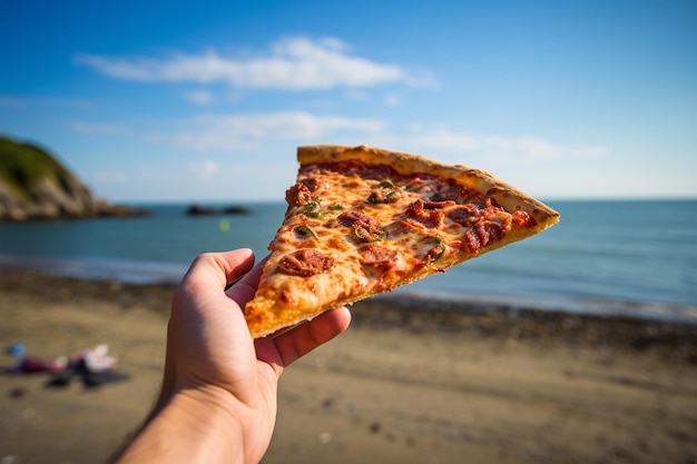 La mano sosteniendo una rebanada de pizza con un bocado sacado de ella