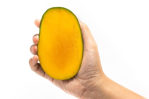 Mano sosteniendo rodajas medio cortadas mango verde orgánico fresco deliciosa fruta aislada sobre fondo blanco