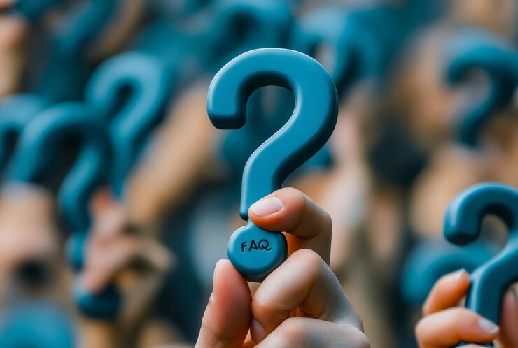 Foto una mano sosteniendo un signo de pregunta azul con las letras faq