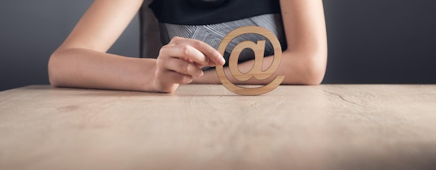 Mano sosteniendo un símbolo de correo electrónico e internet