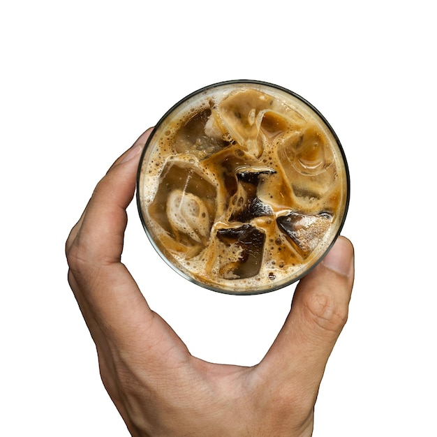 Una mano sosteniendo una taza de café con cubitos de hielo.