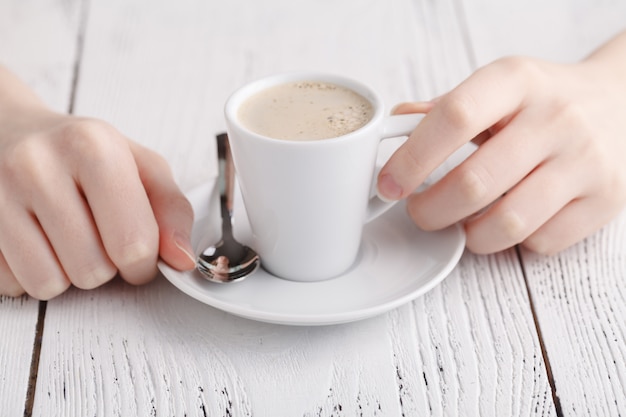 Mano sosteniendo una taza de café