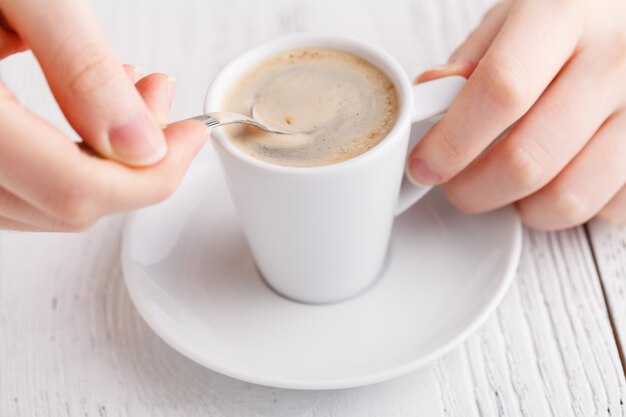 Mano sosteniendo una taza de café