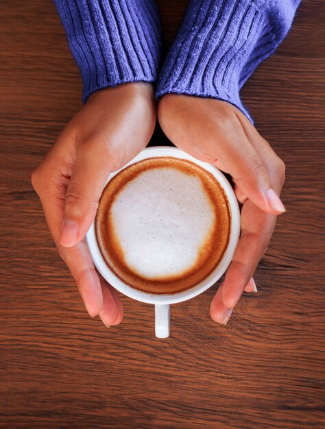 Foto mano sosteniendo la taza de café