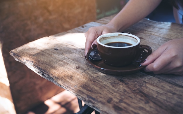 Mano sosteniendo la taza de café