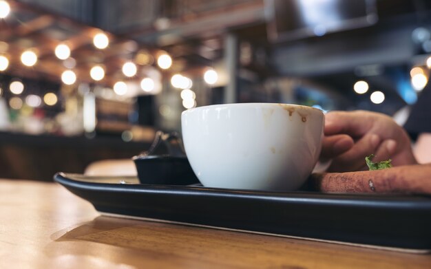 mano sosteniendo una taza de café