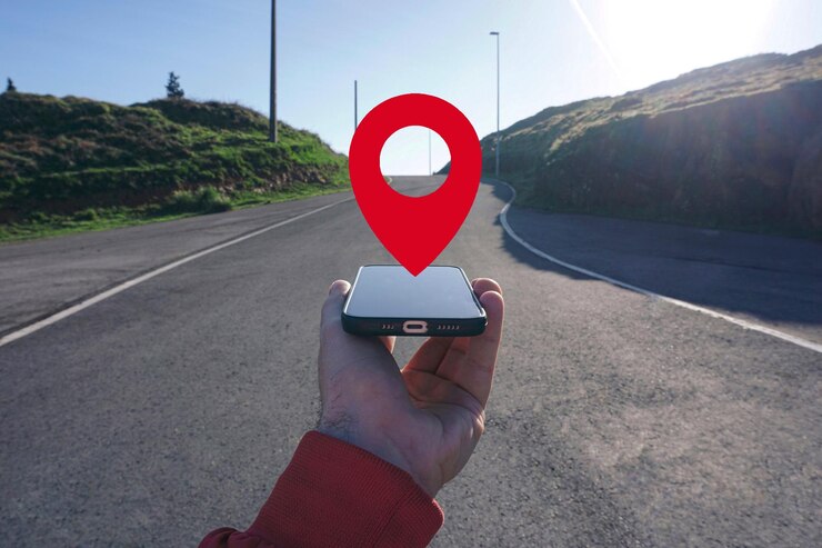 mano sosteniendo un teléfono inteligente buscando ubicación con un símbolo de gps