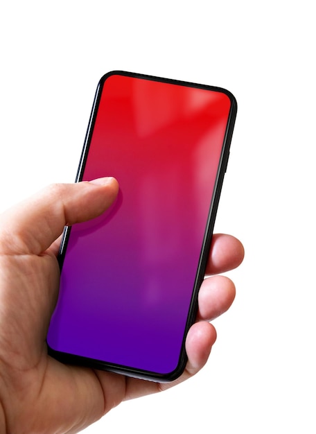 Mano sosteniendo un teléfono inteligente con pantalla roja y púrpura en blanco aislado en blanco