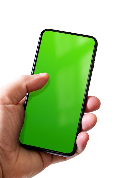 Mano sosteniendo un teléfono inteligente con pantalla verde en blanco aislado en blanco