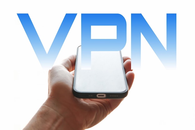 mano sosteniendo un teléfono inteligente con el símbolo vpn en la pantalla