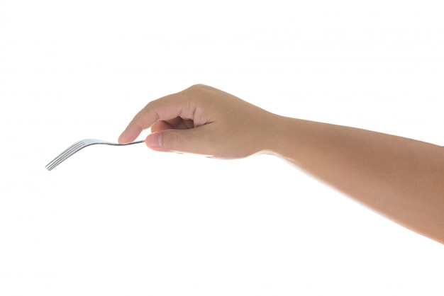 Mano sosteniendo un tenedor de plata aislado en blanco