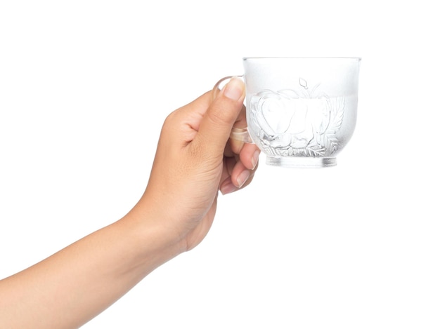 mano sosteniendo un vaso con agua aislado en un fondo blanco