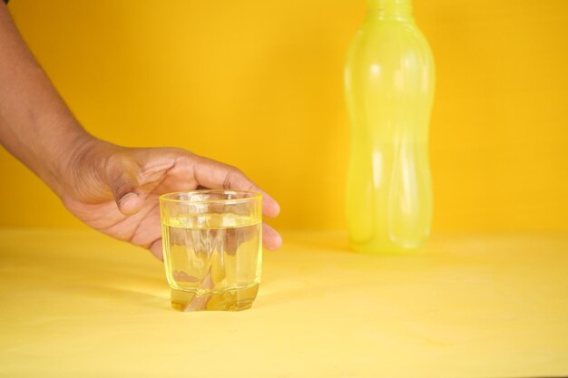 Mano sosteniendo un vaso de agua