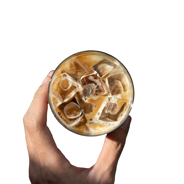 Una mano sosteniendo un vaso de café helado con cubitos de hielo.