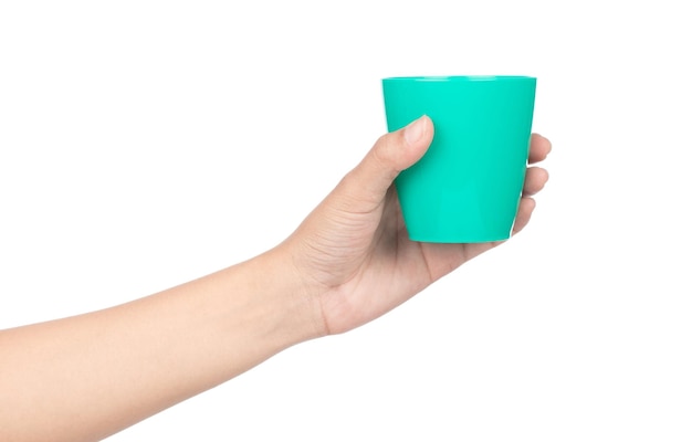 mano sosteniendo un vaso de plástico verde aislado en un fondo blanco.