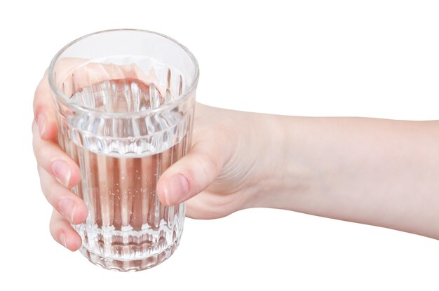 Mano sostiene agua natural en vaso