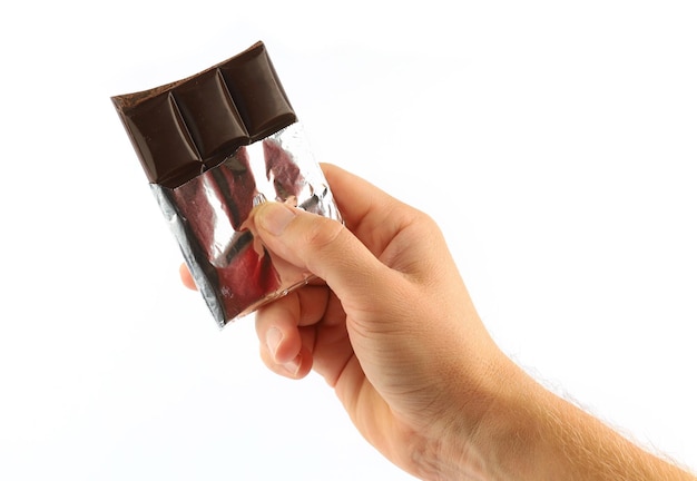 La mano sostiene una barra de chocolate aislar de cerca