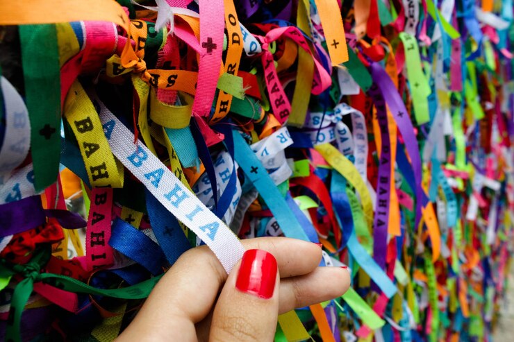 Foto la mano sostiene cintas de varios colores