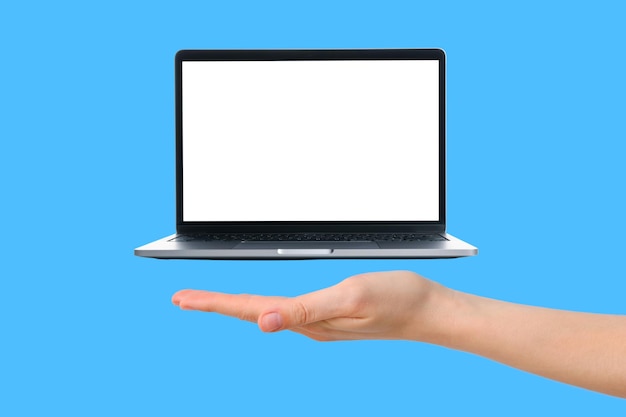 Una mano sostiene una computadora portátil que parece flotar enfatizando el diseño innovador del gadget