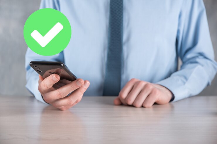 Foto la mano sostiene el icono verde marca de verificación, signo de marca de verificación, icono de marca, signo derecho, botón de marca de verificación verde circular, listo. sobre fondo oscuro. banner. espacio de copia. lugar para el texto.