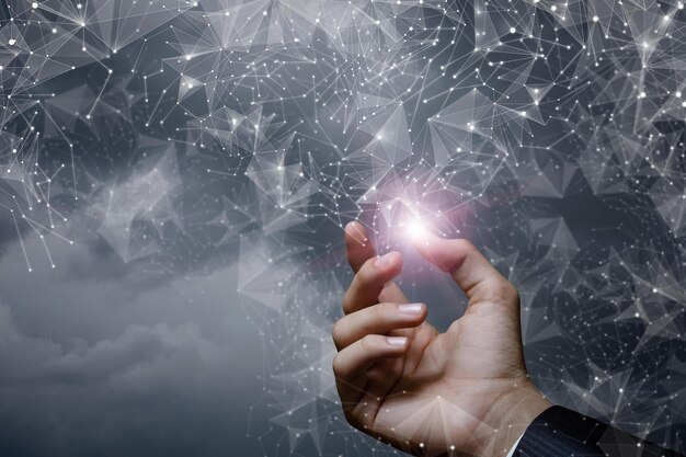 Una mano sostiene una luz brillante frente a un cielo oscuro con una red de líneas.