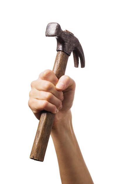 Foto mano sostiene un martillo aislado sobre fondo blanco.