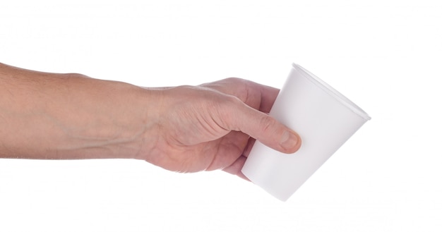 La mano sostiene un vaso de plástico blanco