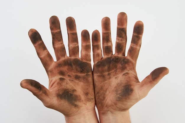 Foto mano sucia aislada en un fondo blanco con espacio de copia