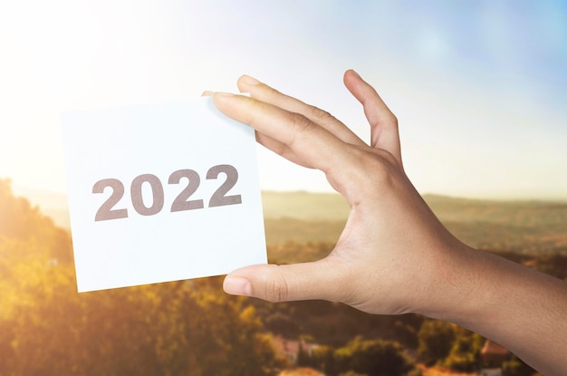 Mano sujetando 2022. Feliz año nuevo 2022